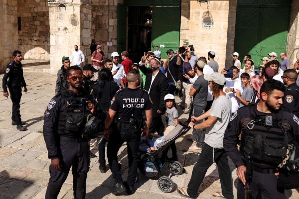 الشرطة الإسرائيلية إلى جانب المستوطنين في الحرم النبيل واليهود بالقدس ( رويترز)