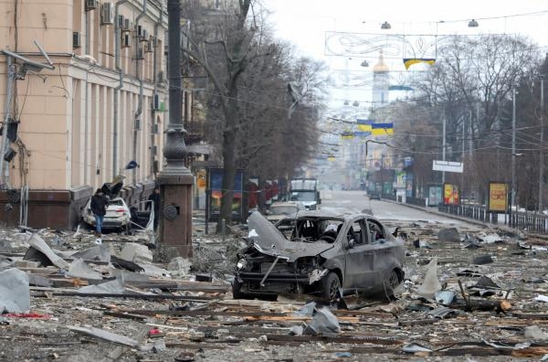 منطقة قرب مبنى إدارة خاركيف بعد تعرضها لهجوم صاروخي روسي (رويترز)