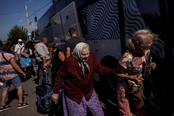 سكان محليون يستعدون لمغادرة «كراماتورسك» الأوكرانية في طريقهم إلى ألمانيا (رويترز)