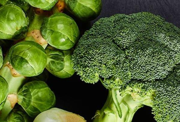 الخضروات الورقية ذات اللون الأخضر الداكن مليئة بالعناصر الغذائية التي تمنع تساقط الشعر - مشاع إبداعي
