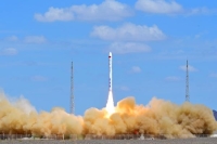 الصين تطلق 3 أقمار صناعية على متن الصاروخ «سيريس1- واي 3»