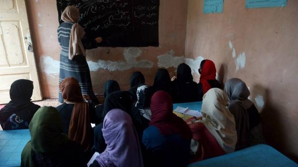 فتيات أفغانيات يتحدين «طالبان» بمدارس سرية في غرف المنازل