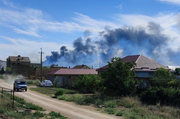 
دخان يتصاعد من قاعدة روسية قرب بلدة نوفوفيدوريفكا في شبه جزيرة القرم (رويترز)
