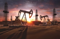 النفط يتجه لتسجيل مكاسب أسبوعية مع ضبابية حول الطلب