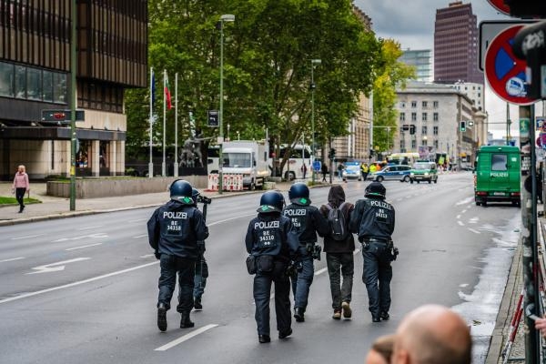 الشرطة تداهم منزلاً في برلين للاشتباه في وجود مواد متفجرة