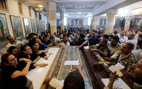 ردود فعل أهالي ضحايا كنيسة أبي سيفين خلال تشييع جثامينهم - رويترز