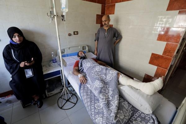 أحد ضحايا الحريق الذي اندلع في كنيسة أبي سيفين يتلقى العلاج الطبي في مستشفى بالجيزة- رويترز