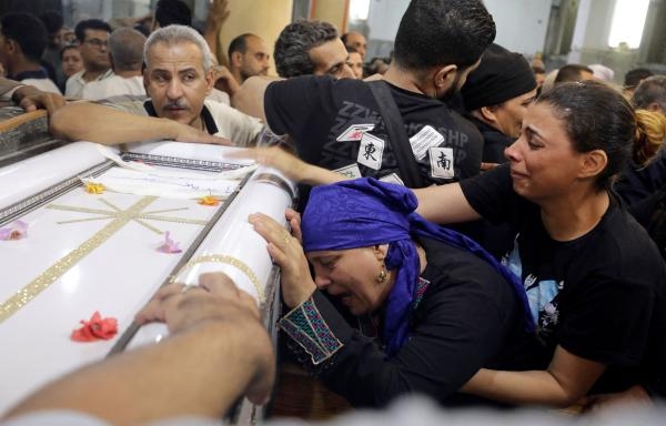 انهيار أهالي الضحايا خلال تشييع جثامين ذويهم - رويترز
