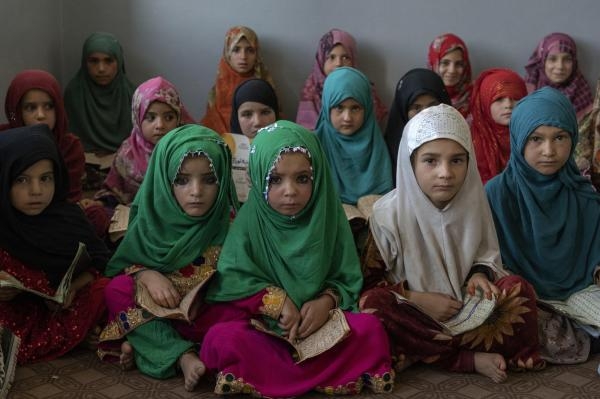 عشرات الأطفال والفتيات يدرسن في مدرسة سرية بأفغانستان- أسوشيتد برس