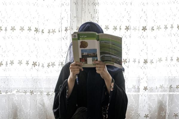 إحدى الفتيات تدرس في مدرسة سرية بسبب قيود طالبان- أسوشيتد برس