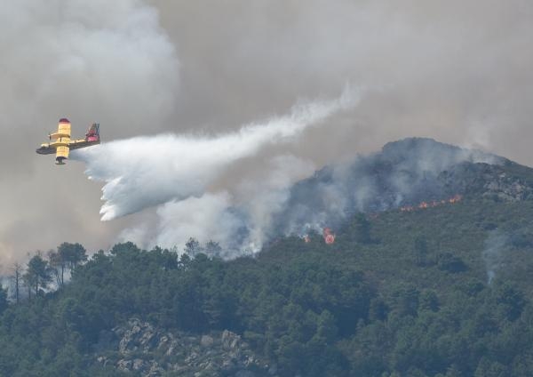 محاولة لإطفاء إحدى حرائق الغابات في إسبانيا - د ب أ