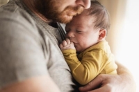اكتئاب ما بعد الولادة عند الرجال.. الخجل يلتهم نفسية الآباء
