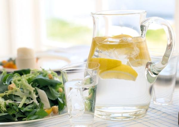 إضافة شرائح الليمون على الماء تزيد من فوائده للجسم - مشاع إبداعي