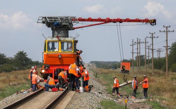 إصلاح خط سكة حديد تضرر بانفجارات قرب «أزوفسكوي» في شبه جزيرة القرم (رويترز)
