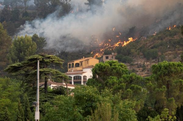 وفاة 3 من عمال الإطفاء في محاولة إخماد حريق غابات المغرب