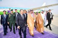 عاجل| رئيس أوزبكستان يصل إلى جدة