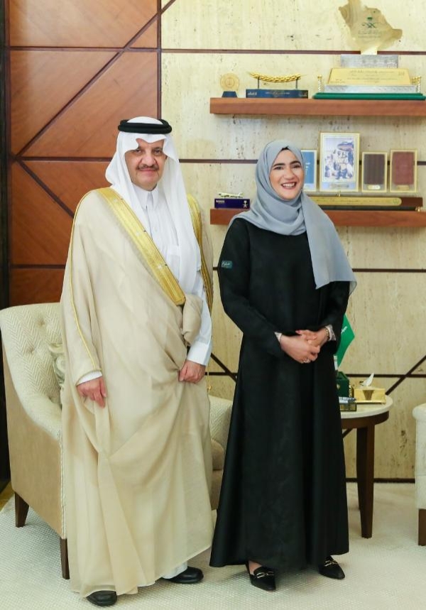صاحب السمو الملكي الأمير سعود بن نايف بن عبد العزيز يستقبل المواطنة رقية في مكتبه - واس