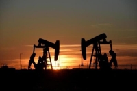 أسعار النفط تنهي الأسبوع على انخفاض 1.5%