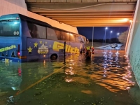 «مدني المدينة» يجلي ركاب حافلتين بسبب الأمطار