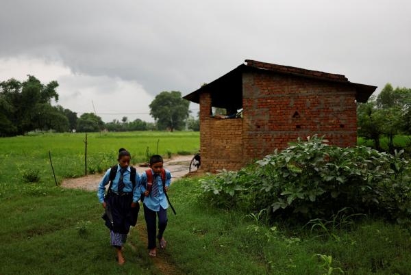 تمشي الأم وابنها لمدة 20 دقيقة قبل الوصول إلى المدرسة- رويترز