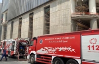 قوة الإطفاء العام بالكويت من حسابها في فيسبوك خلال إخماد حريق في مبنى -أرشيفية-