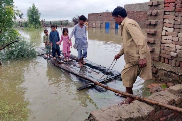 الرئيس الباكستاني يناشد المجتمع الدولي لمساعدة المتضررين من الفيضانات