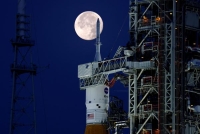 صاروخ إل إس إس قبل إطلاقه في رحلة أرتميس إلى القمر- رويترز