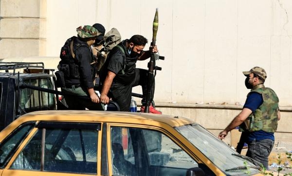 أنصار مقتدى الصدر يتجمعون خلال اشتباكات مع قوات الأمن العراقية- رويترز