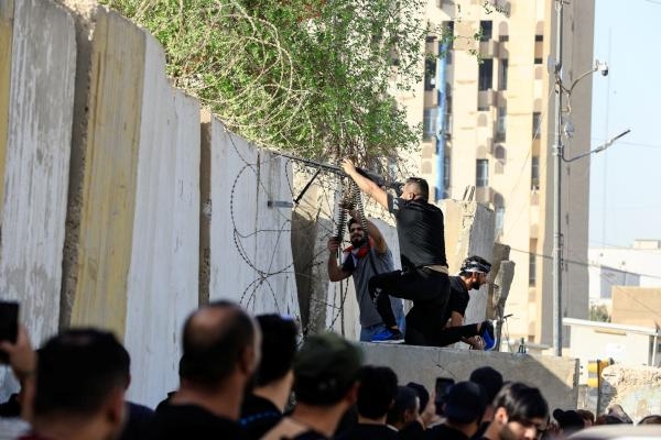 مؤيدو مقتدى الصدر يطلقون النيران خلال الاحتجاجات بالقرب من المنطقة الخضراء- رويترز