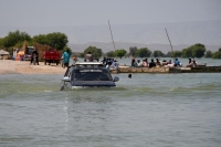 فيضانات باكستان عطلت الحركة ما اضطر مواطنين لاستخدم القوارب في التنقل (رويترز)