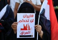 متظاهرة عراقية ترفع لافتة ترفض نفوذ إيران في بلادها- رويترز