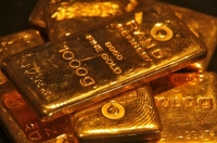 سبائك الذهب معروضة في محل مجوهرات - رويترز