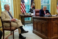 الرئيس الأمريكي السابق دونالد ترامب يستقبل لماكونيل بمكتبه في البيت الأبيض (رويترز)