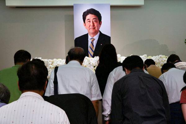 المعزون أمام جثمان شينزو آبي، رئيس الوزراء الياباني الأسبق الراحل- رويترز