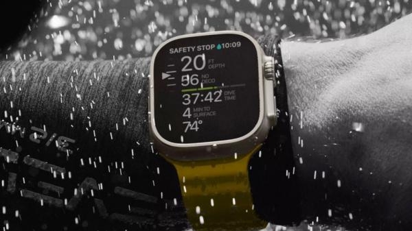 فحص حرارة الماء وعمقها أثناء السباحة ميزة على Apple Watch Ultra