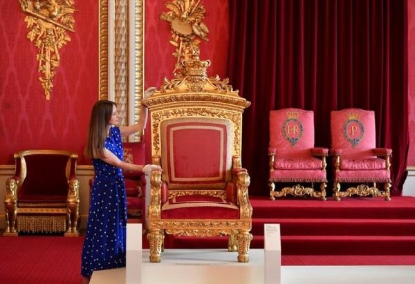 عرش الملكة فيكتوريا من معرض للاحتفال بالذكرى المئوية الثانية لميلادها - رويترز