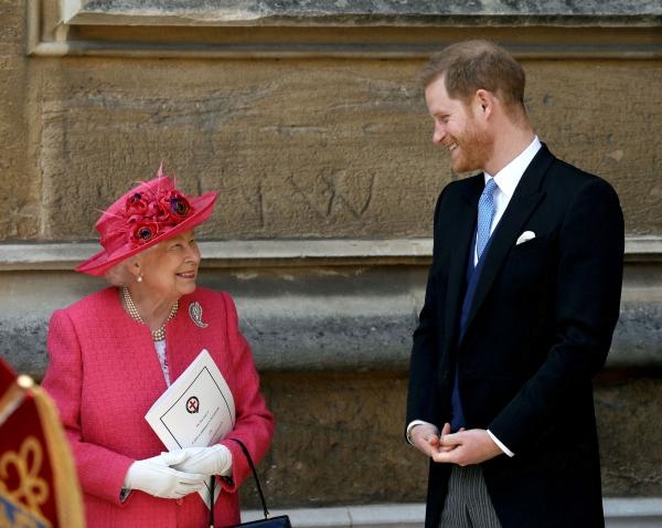 الملكة إليزابيث الثانية تتحدث مع الأمير هاري في إحدى المناسبات - رويترز
