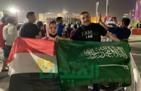 مشجع مصري وزوجته يحملان علمي السعودية ومصر
