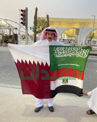 الاعلامي السعودي إبراهيم الفريان يحمل أعلام السعودية وقطر ومصر قبل لقاء سوبر لوسيل