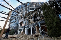 مبنى للأعمال في خاركييف تضرر بشدة جراء القصف الروسي (رويترز)