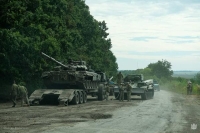 القوات الأوكرانية تنقل دبابة روسية تم الاستيلاء عليها خلال عملية هجوم مضاد في منطقة خاركيف - رويترز