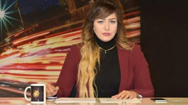 الإعلامية المصرية شيماء جمال في أثناء تقديمها حلقة من برنامجها