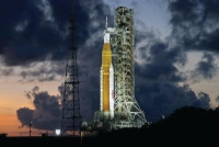صاروخ رحلة أرتميس 1 المنطلق إلى القمر على منصة الإطلاق - رويترز