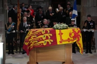 التحضير للصلاة من أجل الملكة إليزابيث الثانية في سانت جايلز كاتدرائية ادنبره- رويترز