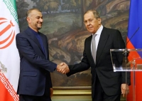 وزير الخارجية الروسي سيرغي لافروف يصافح نظيره بالنظام الإيراني (رويترز)