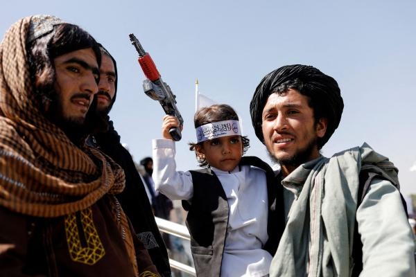 عناصر من طالبان تحتفل بالذكرى الأولى لمغادرة القوات الأمريكية أفغانستان (رويترز)