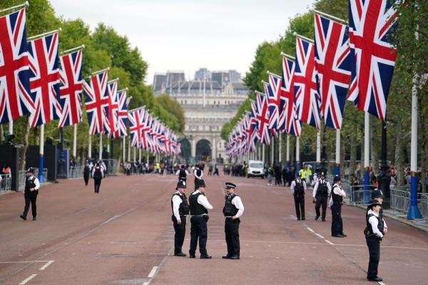 ضباط الشرطة يستعدون لموكب تابوت الملكة إليزابيث الثانية من قصر باكنغهام إلى قاعة وستمنستر في لندن- أسوشيتد برس