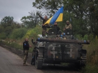 جنود أوكرانيون يقفون على عربة مشاة قتالية من طراز BMP-1 وسط هجوم روسي على أوكرانيا بالقرب من بلدة إيزيوم - رويترز