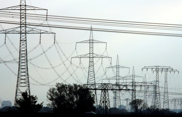 خطوط الكهرباء عالية الجهد في صورة بالقرب من برلين بألمانيا - رويترز