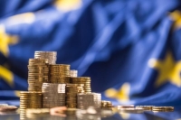 نائب "المركزي الأوروبي" يشير إلى احتمال رفع أسعار الفائدة